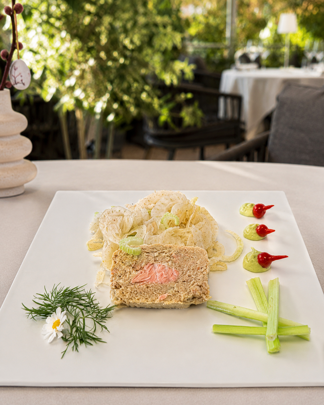 Terrine de saumon sur assiette blanche, salade de fenouil, sauce verte et décoration florale, Auberge d'Arthaz