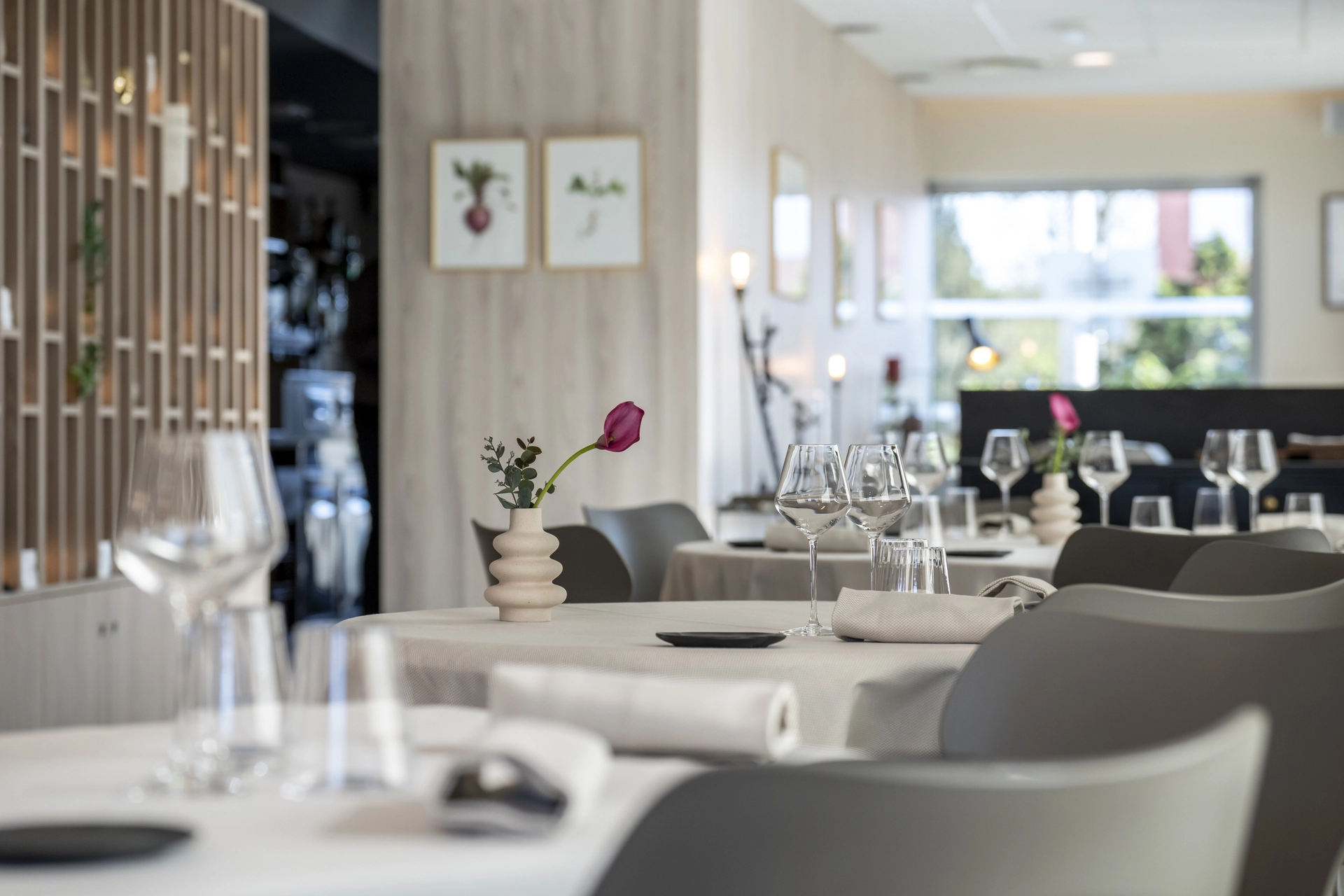 Salle lumineuse de l'Auberge d'Arthaz avec cloison bois ajourée et tables en enfilade, service du midi