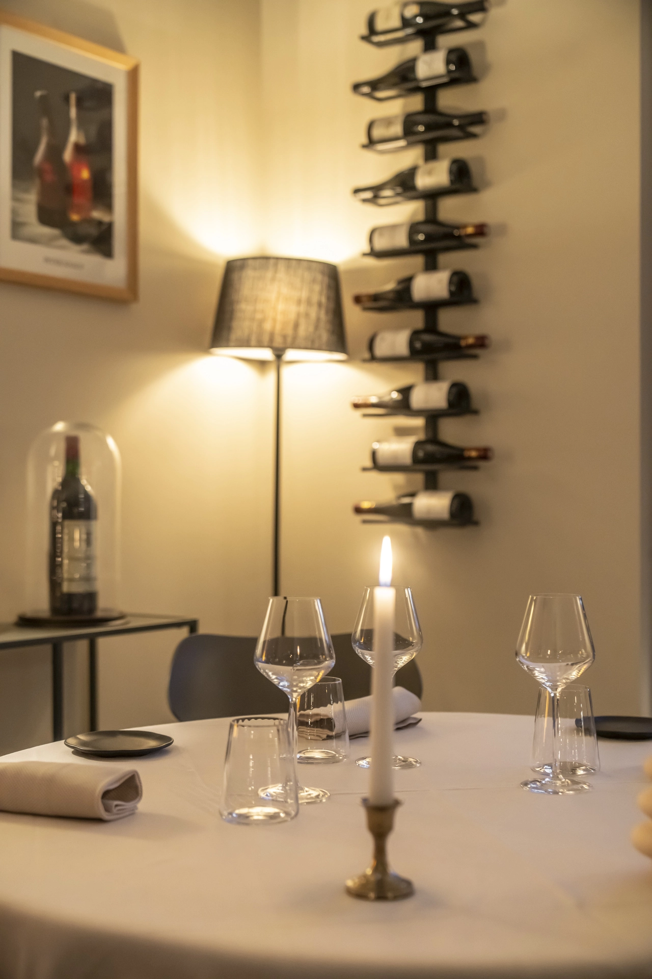 Table intime pour deux avec bougie laiton et casier à bouteilles, service du soir à l'Auberge d'Arthaz